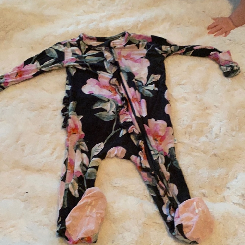 Posh peanut 0-3 months ruffle footie